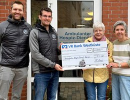 Von den Round-Tablern Bastian Bahnsen (2. v. l.) und André Cardell (l.) nahmen die 1. Vorsitzende Renate Kay (2. v. r.) und Schatzmeisterin Katja Lindemann (r.) den Scheck über 4.000 Euro für den Ambulanten Hospizdienst Husum entgegen.